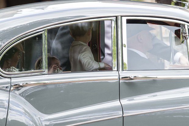 Principino George senza cintura di sicurezza in macchina