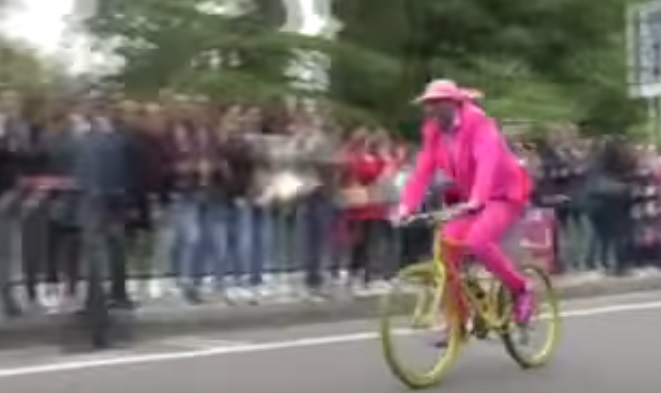 YOUTUBE Giro d'Italia, uomo in bicicletta invade la pista. Arriva la polizia e...