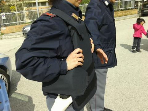 Polizia, giubbotti antiproiettile non reggono a proiettili e lame. Viminale aveva speso 800mila euro