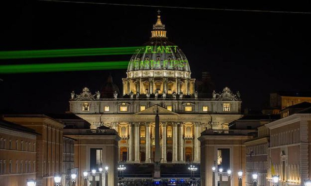 Trump: nella notte messaggio di Greenpeace su cupola San Pietro FOTO