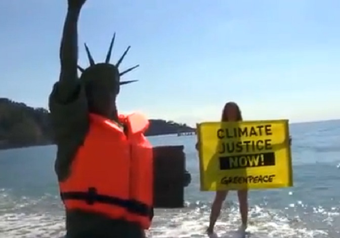 Greenpeace beffa sicurezza e sbarca a Taormina