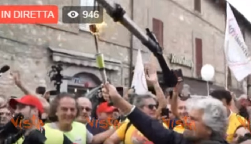 Gridano "onestà, onestà. Grillo scherza: "Chi mi ha rubato il telefonino?"