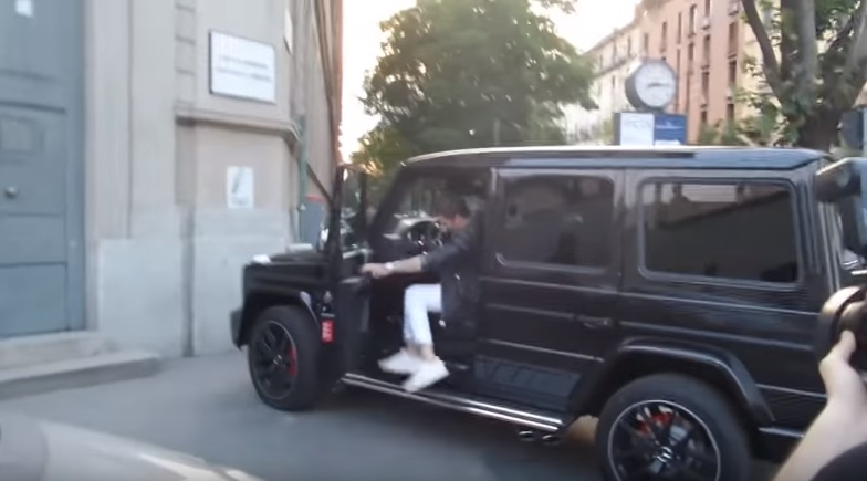 Andrea Iannone parcheggia su marciapiede col suv. Poi la sposta e se la ride: "Chiedo scusa"