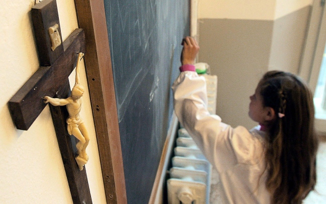 Palermo, condannato per atti sessuali con alunna minorenne. Lei lo difende: "Ci amavamo"