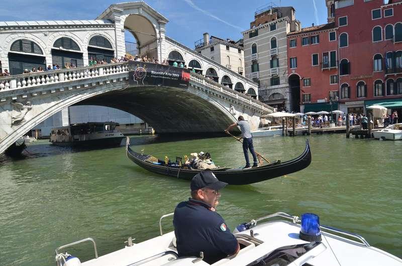 Venezia, bimbo piange a bordo: vaporetto torna indietro per riportarlo dalla mamma