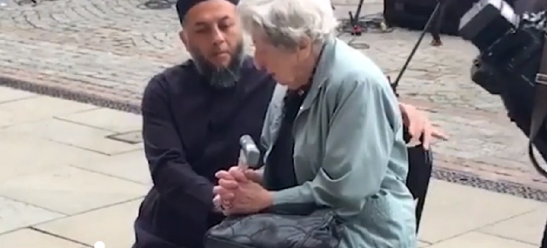 Attentato Manchester, imam e anziana ebrea pregano insieme