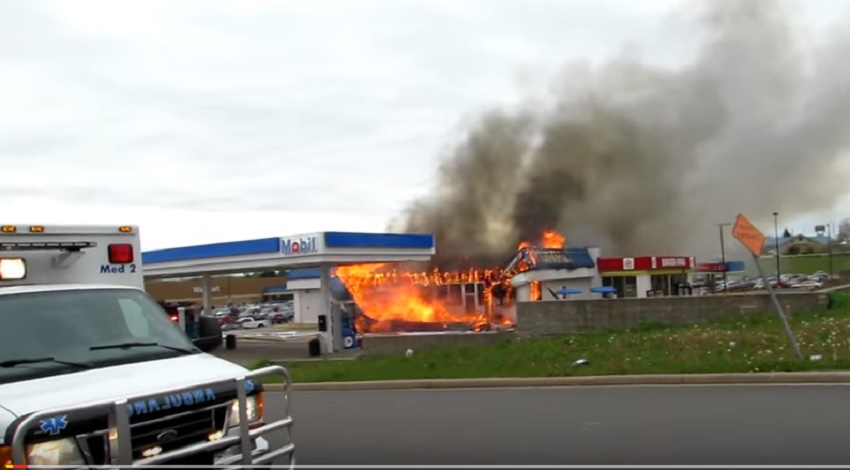 Stazione di servizio in fiamme crolla: pompiere intrappolato sotto le macerie