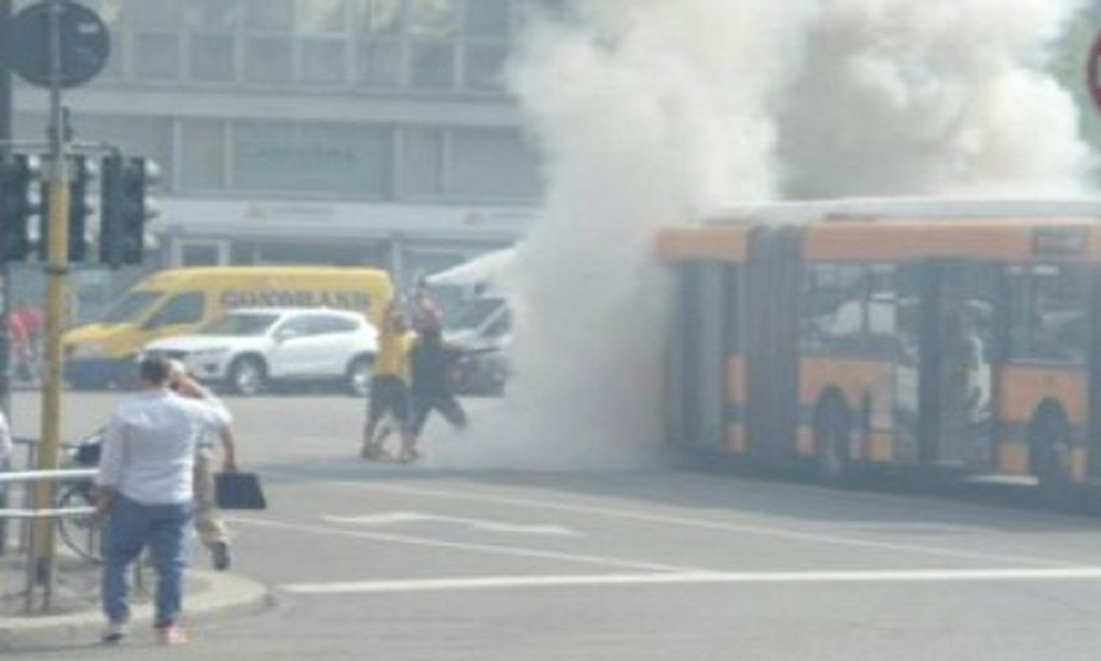 Milano, incendio sul bus: illeso il conducente