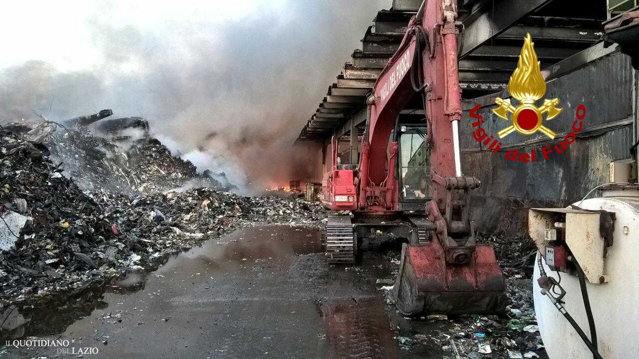 Incendio Pomezia, indagato ad Antonio Buongiovanni. Procura: "Non è doloso"