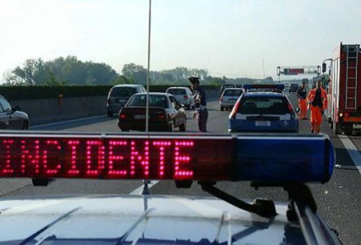 Incidente in autostrada A14, furgone si ribalta e si scontra con auto: 2 morti e 3 feriti