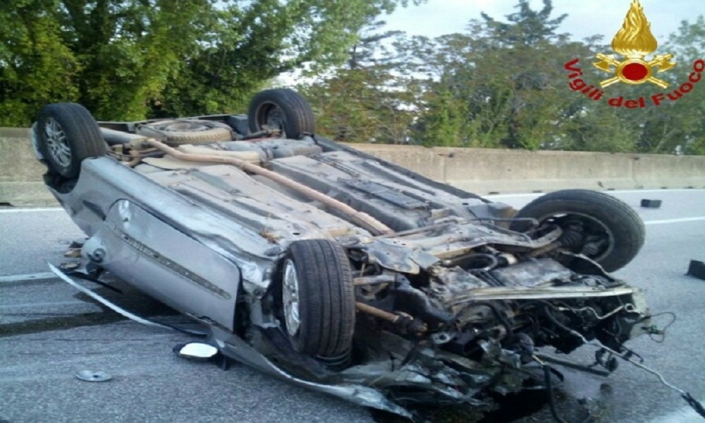 Livorno, auto sbanda e si ribalta: morti Simone Bazzini e Maicol Sangiorgio