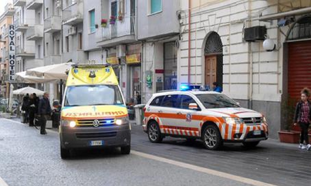 Roma, urta lo spartitraffico con lo scooter sulla Nomentana: è in fin di vita