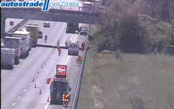 Incidente A1 vicino Modena: camion contro automobile, due morti