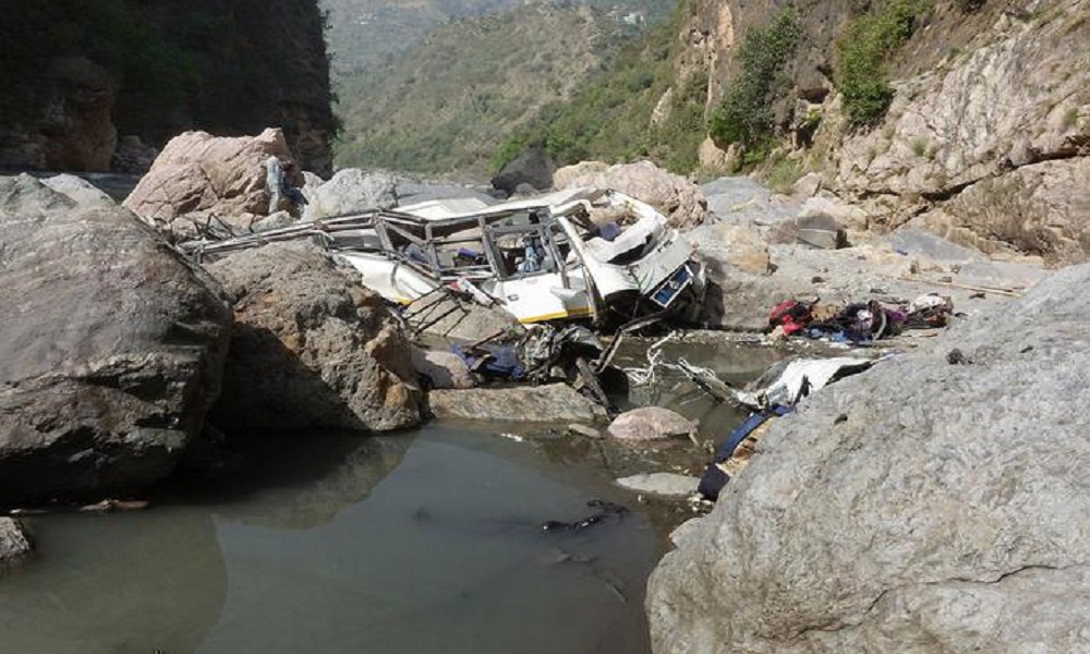 India, bus di pellegrini precipita nel fiume: 21 morti