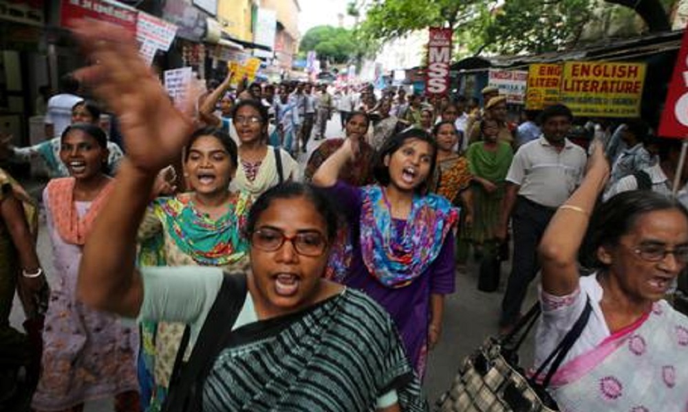 YOUTUBE India, bastone di legno per picchiare i mariti ubriachi: il regalo del ministro alle spose