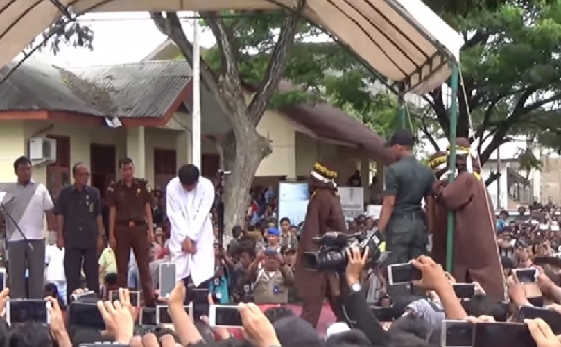 Indonesia, coppia gay frustata in pubblico 85 volte