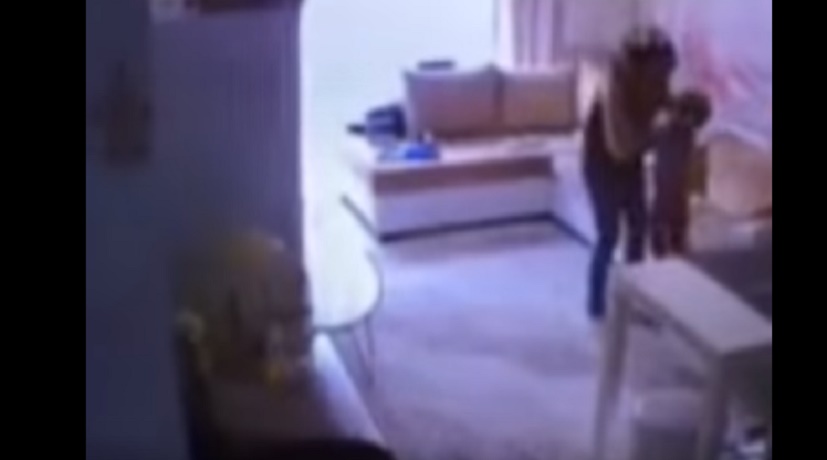 Tata picchia bimbo di 2 anni: genitori lo scoprono dalla telecamera nascosta