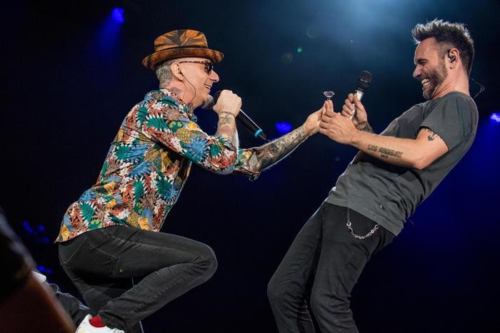 J-Ax e Nek come Fedez e Chiara Ferragni: proposta di matrimonio all'Arena di Verona01