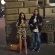 Jade Halliwell canta "Hallelujah" con un'artista di strada. La vogliono a Britain's Got Talent01