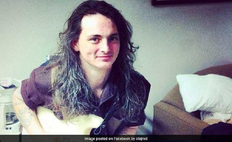 Si cosparge di benzina e corre infuocato nel bar della ex. Il suicidio in diretta su Fb