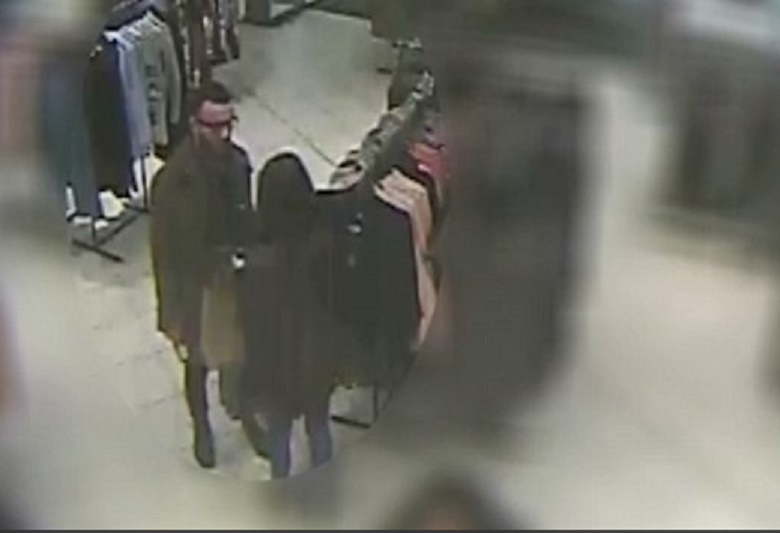 Rubano cellulare a cliente negozio, utilizzano un paio di jeans per passarselo