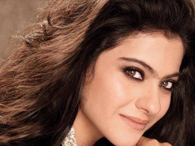 Kajol, star di Bollywood nella bufera: in un video Fb mangia carne di manzo01