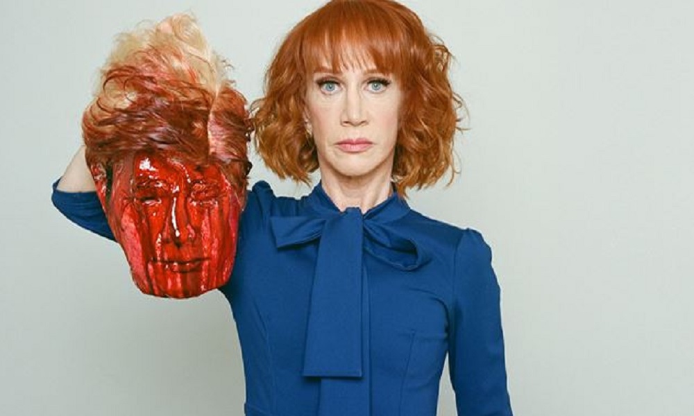 Kathy Griffin, la comica americana posta una foto della testa decapitata di Trump