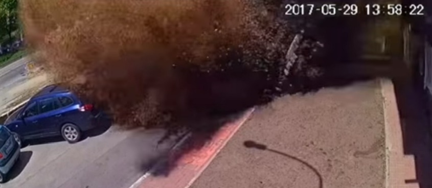 Kiev, esplosione in strada: sembra una bomba invece....