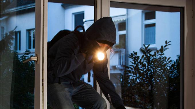 Pisa, pensionati derubati in casa di notte: "Coltello vicino alla gola, credevamo di morire"