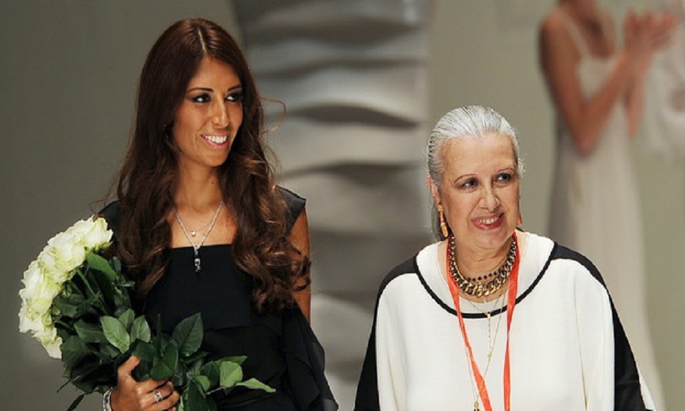 Laura Biagiotti e sua figlia Lavinia al termine di una sfilata (foto Ansa)