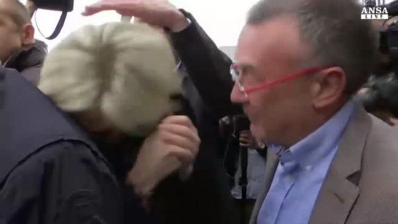 Marine Le Pen contestata con lanci di uova in Bretagna. A Macron endorsement di Obama