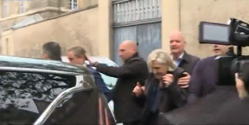 Marine Le Pen contestata a Reims: nuovo lancio di uova