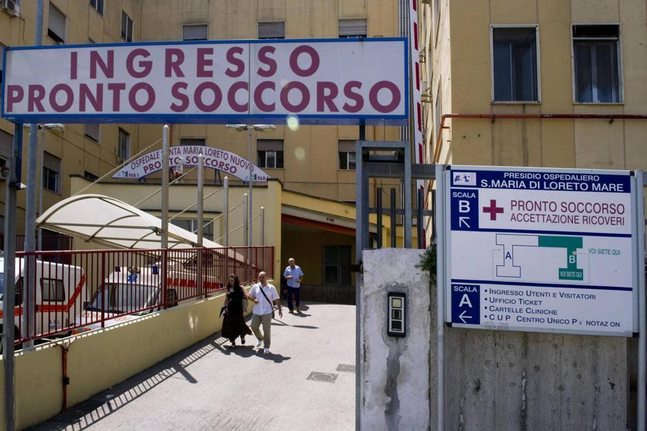 Napoli, ospedale Loreto Mare: alcova con preservativi nel bagno
