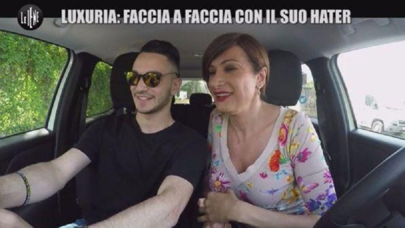 Vladimir Luxuria faccia a faccia con uno dei suoi haters. Le Iene organizzano l'incontro