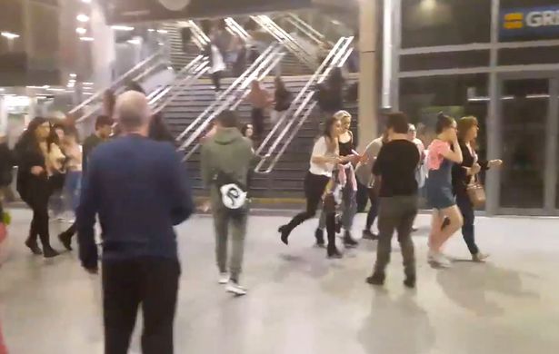 Attentato Manchester, kamikaze fa strage di adolescenti al concerto di Ariana Grande. Bomba di chiodi13