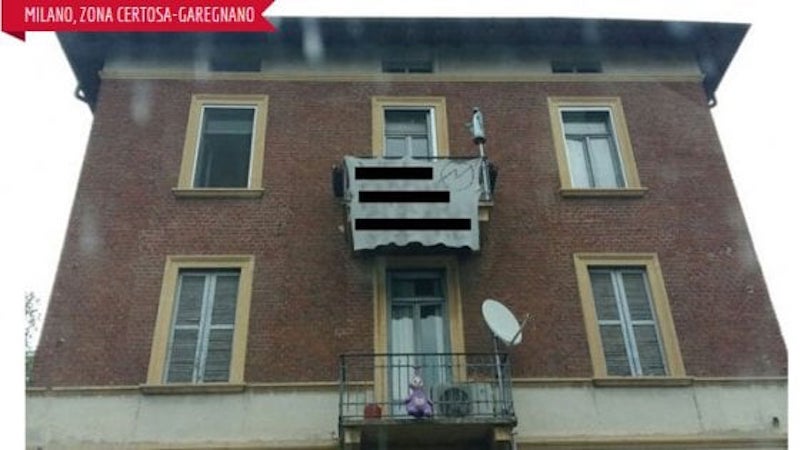 Milano, Madonna oltraggiata sul balcone del palazzo occupato dagli anarchici
