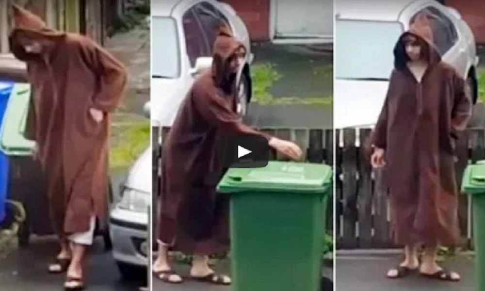 Il terrorista di Manchester in tunica e cappuccio ripreso da un vicino di casa