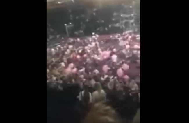 YOUTUBE Attentato Manchester, il panico nel palazzetto dopo l'esplosione