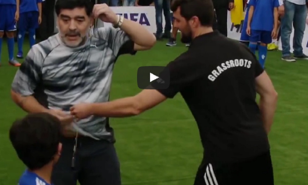 YOUTUBE Maradona messo a terra da un baby calciatore