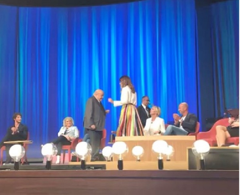 Maurizio Costanzo balla il cha-cha-cha con Ambra Angiolini VIDEO