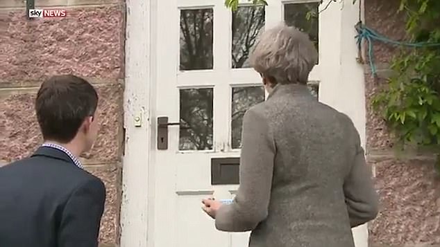 Theresa May, porta a porta in Scozia imbarazzante: le case sono vuote01