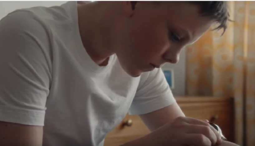 Papà morto, figlio consolato dalla mamma con un panino: polemiche su spot McDonald's