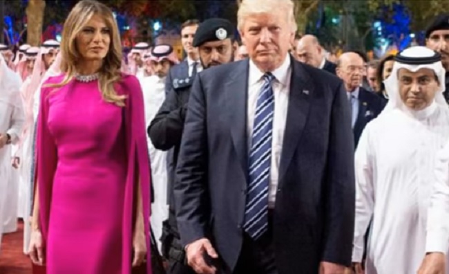 YOUTUBE Melania Trump in Arabia Saudita, vestito aderente fa impazzire gli sceicchi