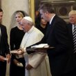 Melania e Ivanka Trump: abito nero e velo per l'incontro con Papa Francesco FOTO