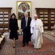 Melania e Ivanka Trump: abito nero e velo per l'incontro con Papa Francesco FOTO