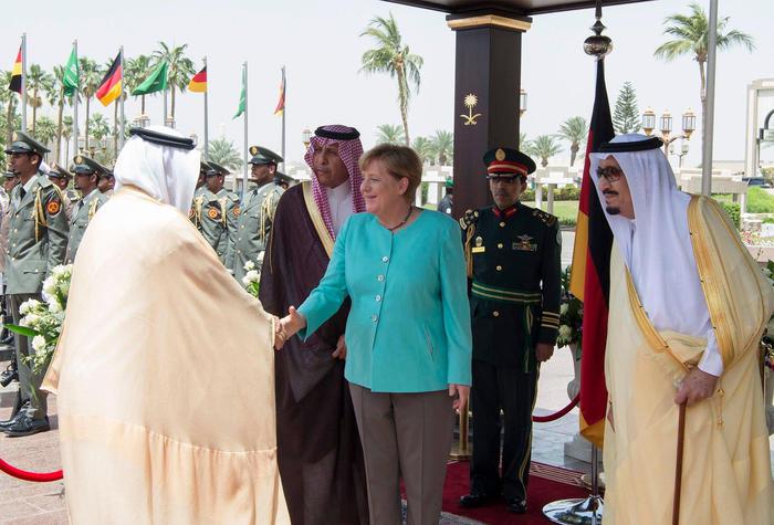 Angela Merkel senza velo dal re dell'Arabia Saudita FOTO
