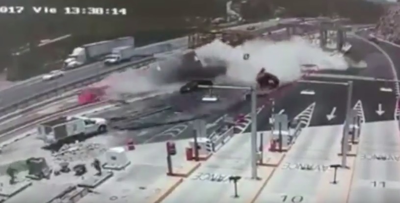 YOUTUBE Messico, tir sbanda a tutta velocità e si schianta