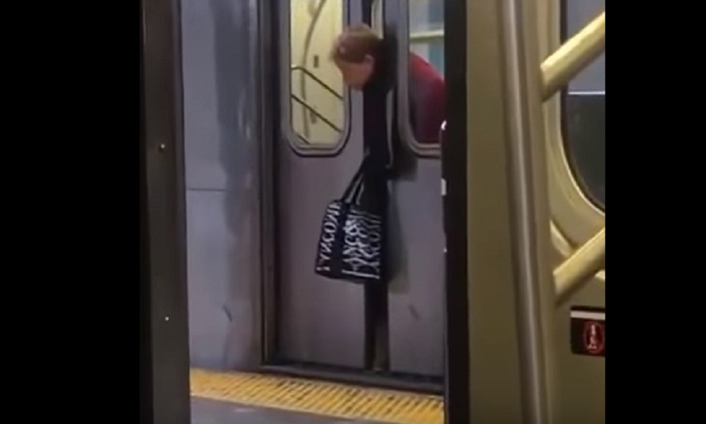 YOUTUBE Resta incastrata nelle porte della metro di New York