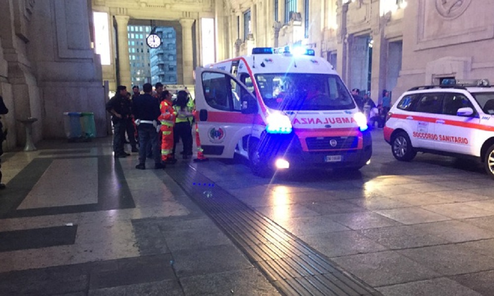 Milano, immigrato accoltella militare e poliziotto durante un controllo in stazione: non sono gravi