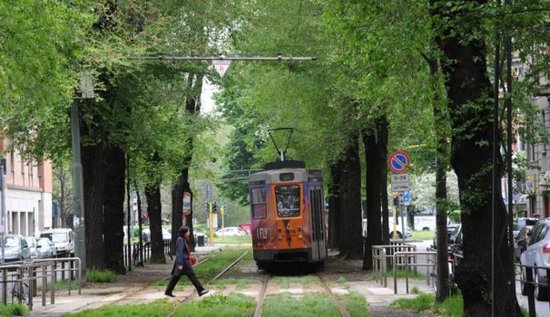Milano, ragazza di 12 anni incastrata sotto il tram: piede amputato